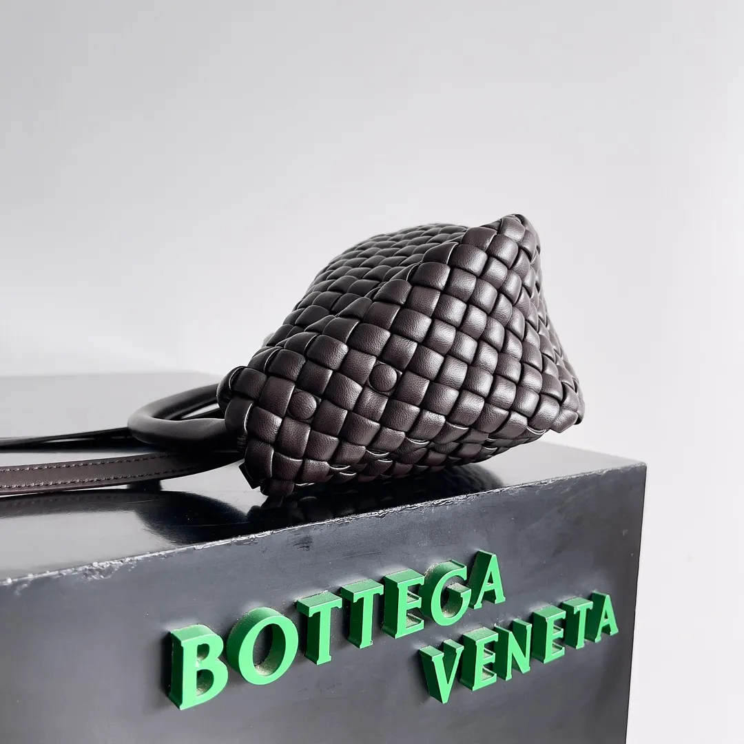 Batch 1760 BOTTEGA VENETA's new mini COBBLE bag. This season's mini Cobble series brings a new style of handbag. The body of the bag resembles the shape of a "Yuanbao", giving you good luck throughout autumn and winter! This Yuanbao bag is made of three pieces of quilted cotton and has an unlined body, showing its quiet power. The bag is carefully designed to create a three-dimensional look. The joints and edges are decorated with lambskin strips to create a sense of simplicity. The handbag is not lined, so you can directly appreciate the consistent lambskin on the outside and inside. It is beautiful both inside and outside. The top handle of this handbag is made of leather-wrapped rope and is quite sturdy. The detachable shoulder strap is secured by a leather buckle inside the bag. Can be carried by hand, carried on the shoulder or cross-body, very easy to match! Style number: 805739 Size: 23*11*8cm